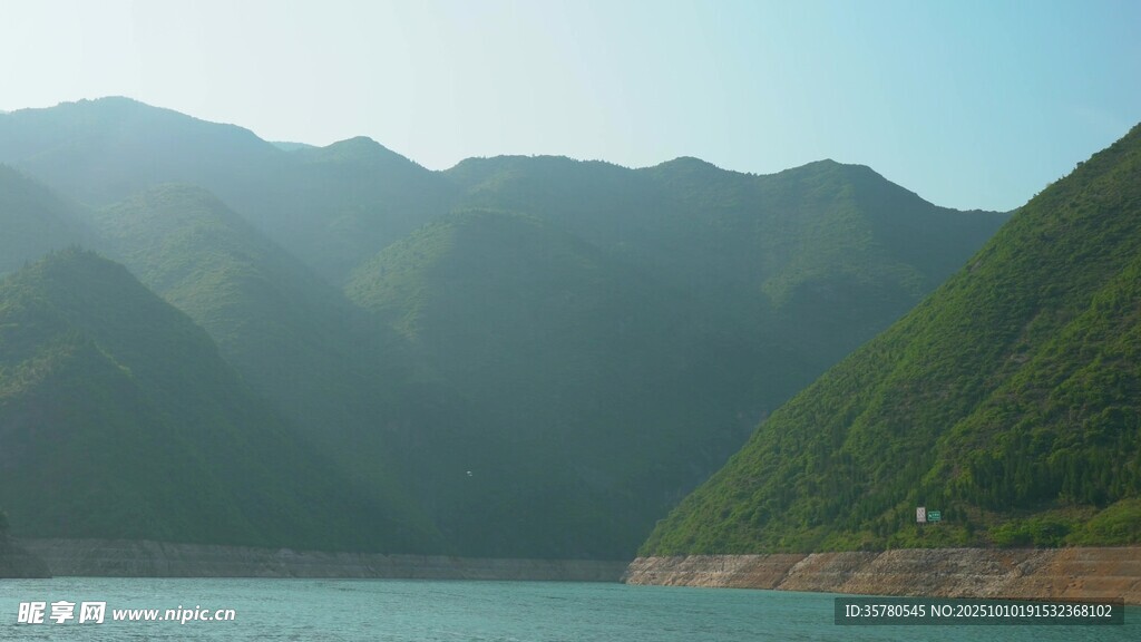 青山碧水间的秀丽风光
