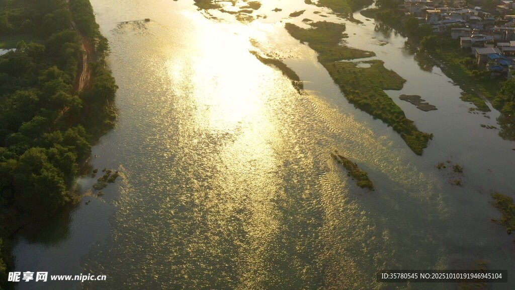 夕阳下波光粼粼的河流