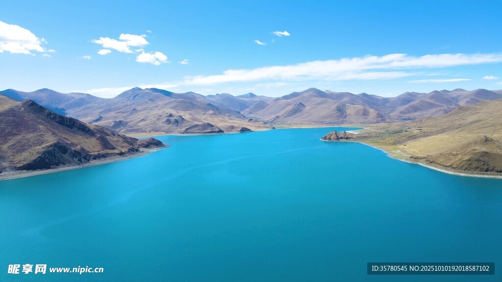湛蓝湖水与连绵山脉美景
