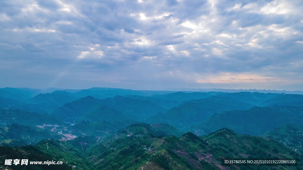 山峦云海间的壮丽景致