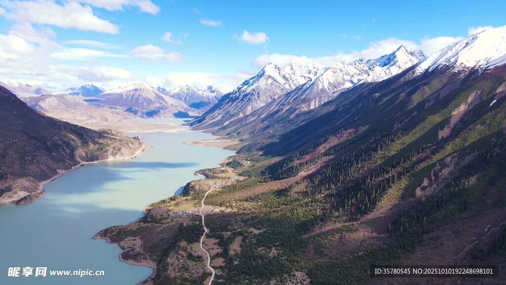 高山湖泊壮丽自然风光