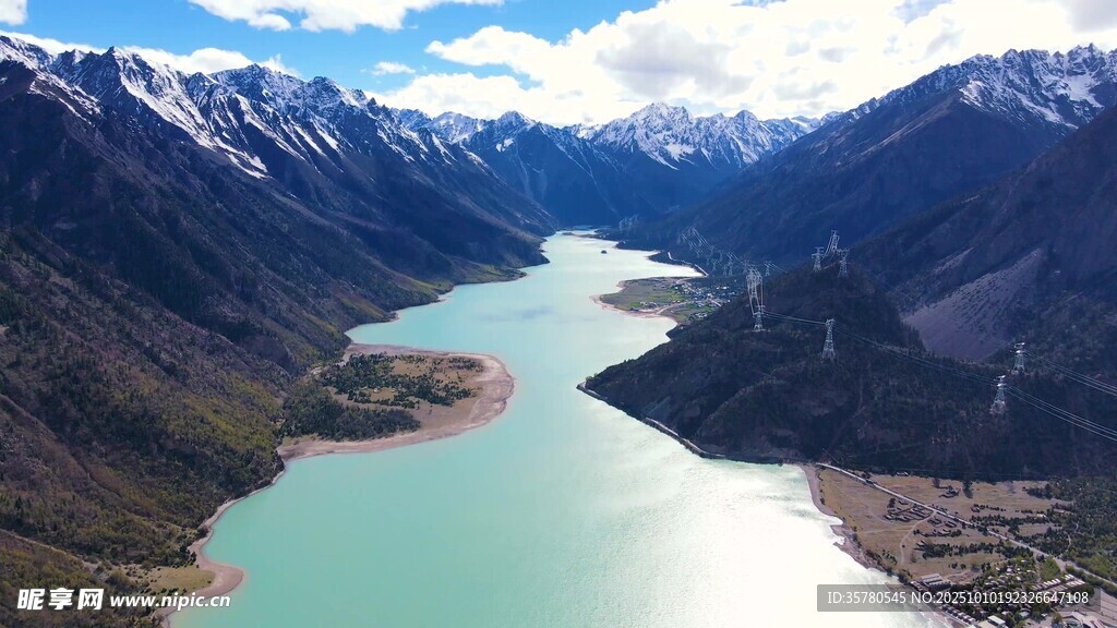 高山环绕的碧绿河谷风光