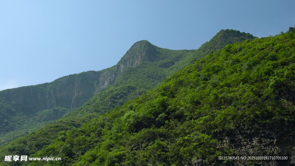 青山葱郁的秀丽山峰
