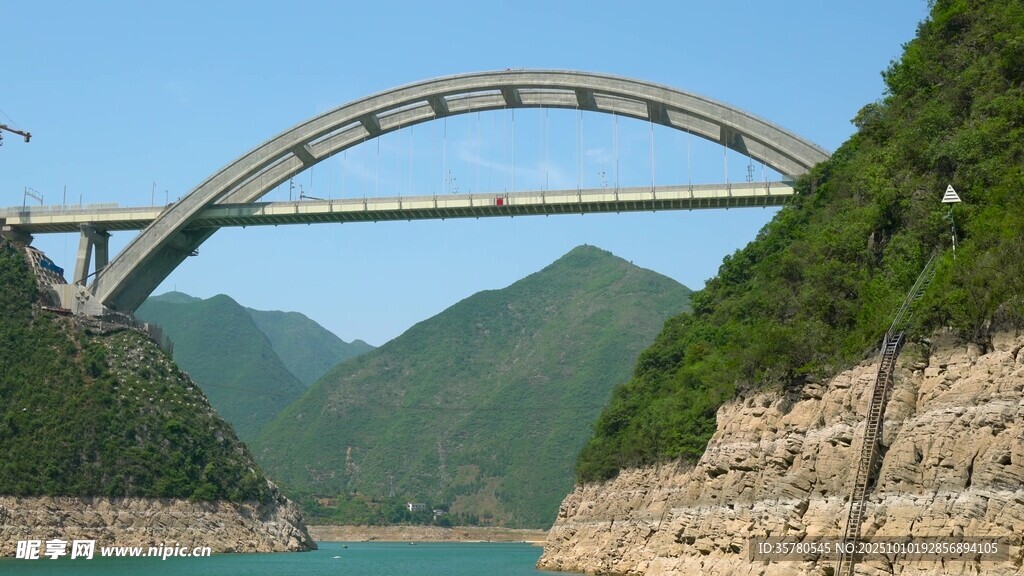 壮丽峡谷中的拱形大桥