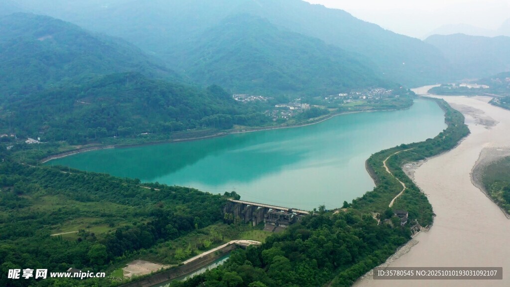 青山绿水间的蜿蜒河流