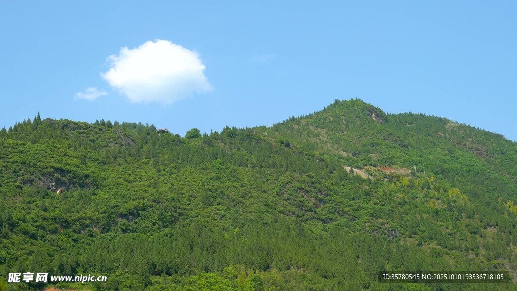 青山蓝天间的悠然景致