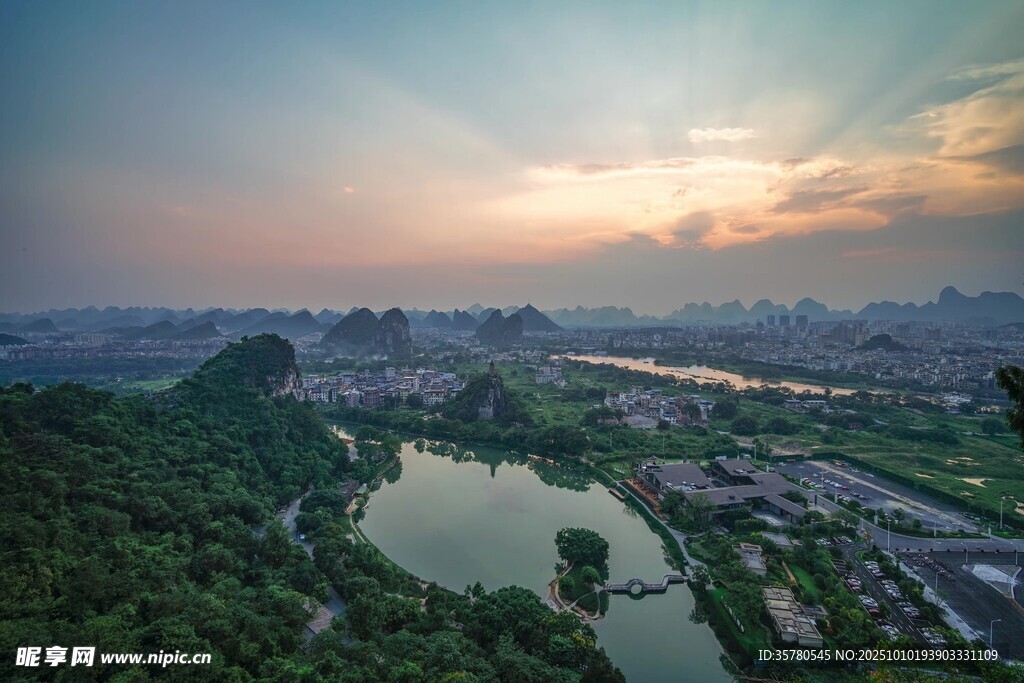 城市河畔的美丽黄昏景色