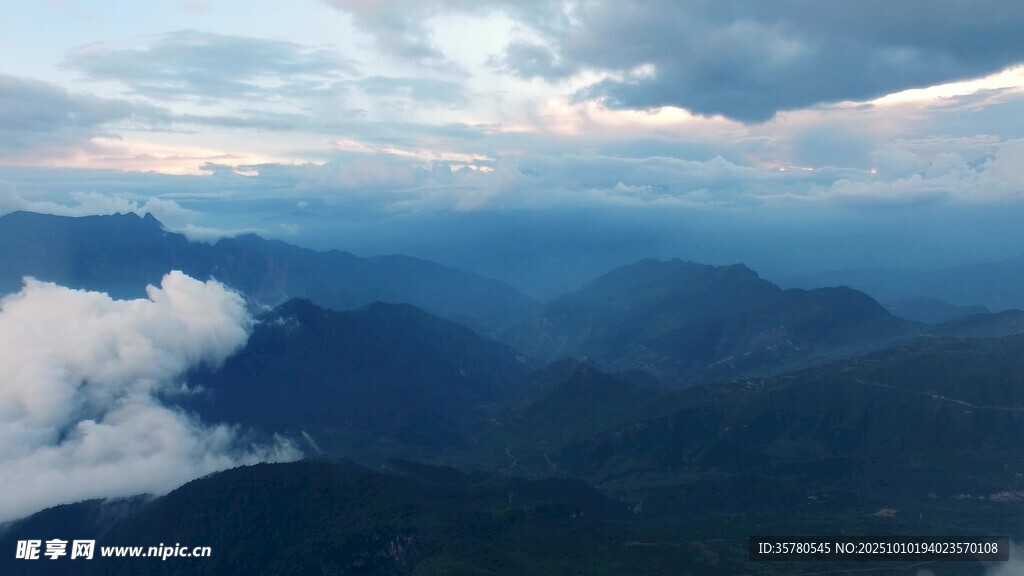 云海中的壮丽山峦景色