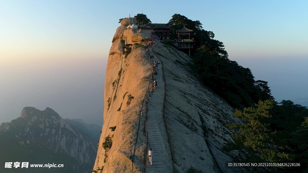 险峻山峰日出壮丽景色
