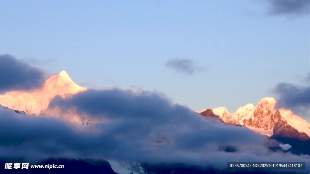 壮丽雪山映霞光