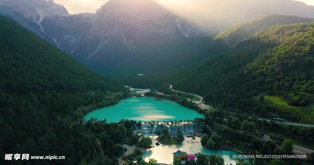 山间翡翠湖美景