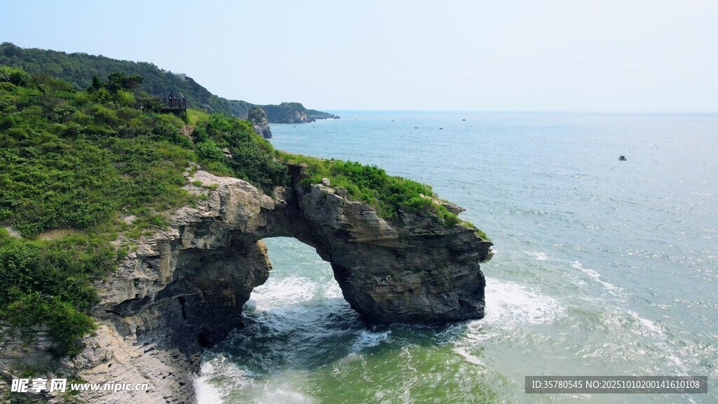 海边天然拱形岩石景观