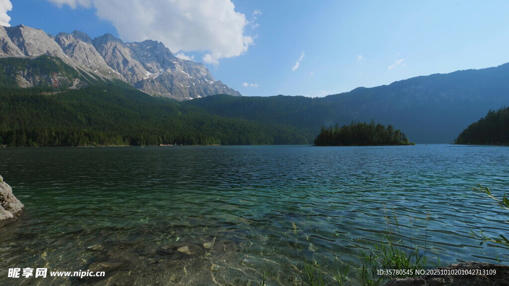 高山下的清澈碧绿湖泊