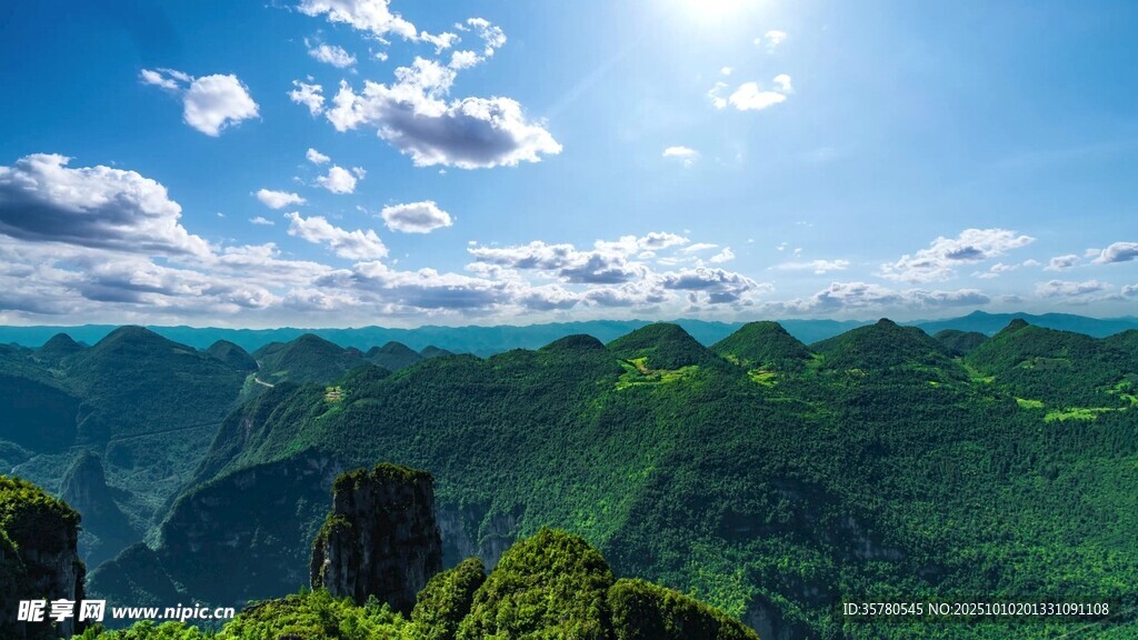壮丽山峦间的蓝天绿野