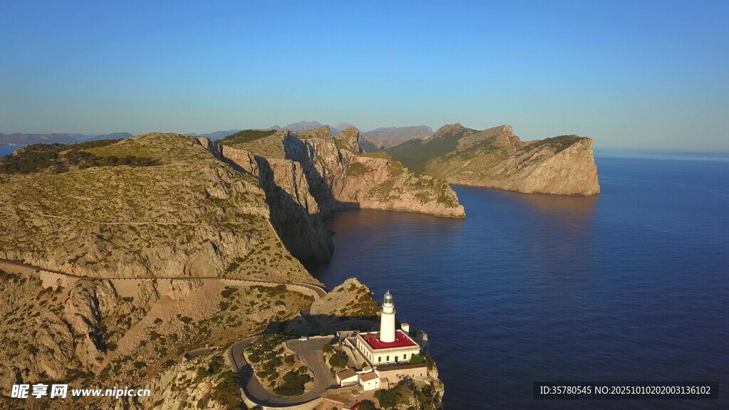 海岸灯塔与壮丽山海景观