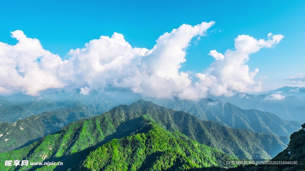 青山云海间的壮美风光