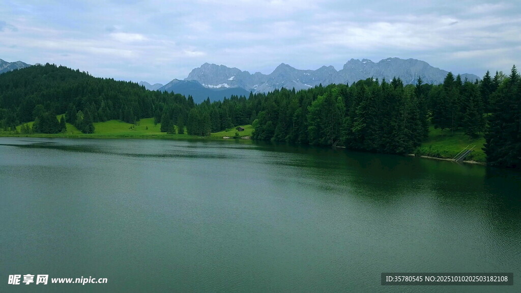 宁静湖畔山林风光