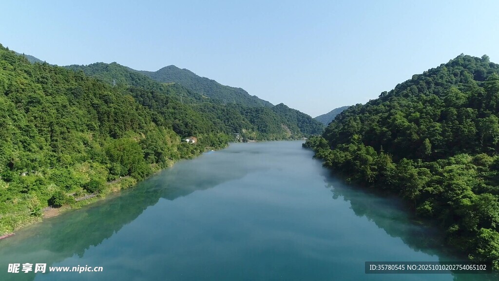 青山环抱的澄澈河流