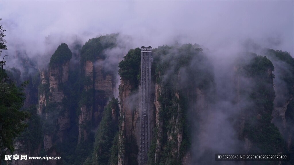 云雾缭绕的壮丽山峰