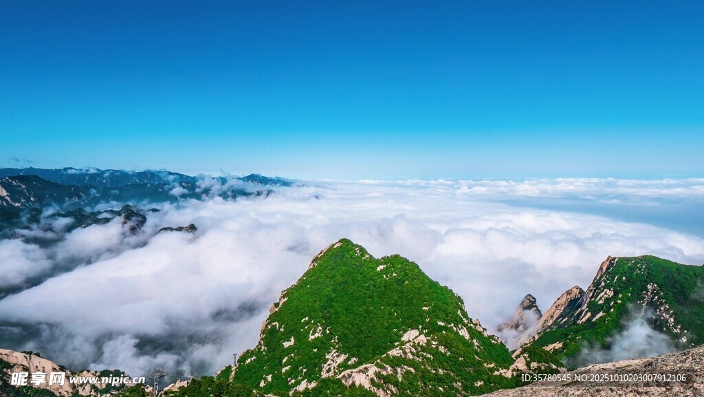 青山云海间壮丽自然景观