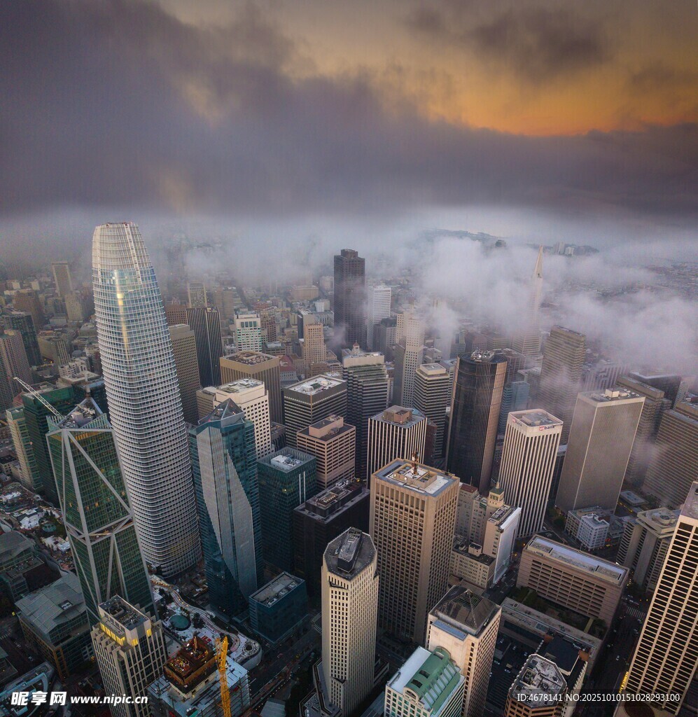 云雾缭绕中的繁华都市