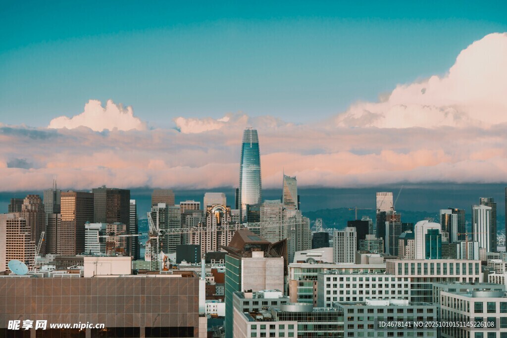 城市天际线云端下的繁华