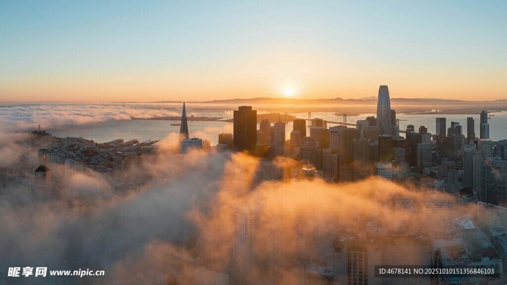 日出云海中的城市天际线