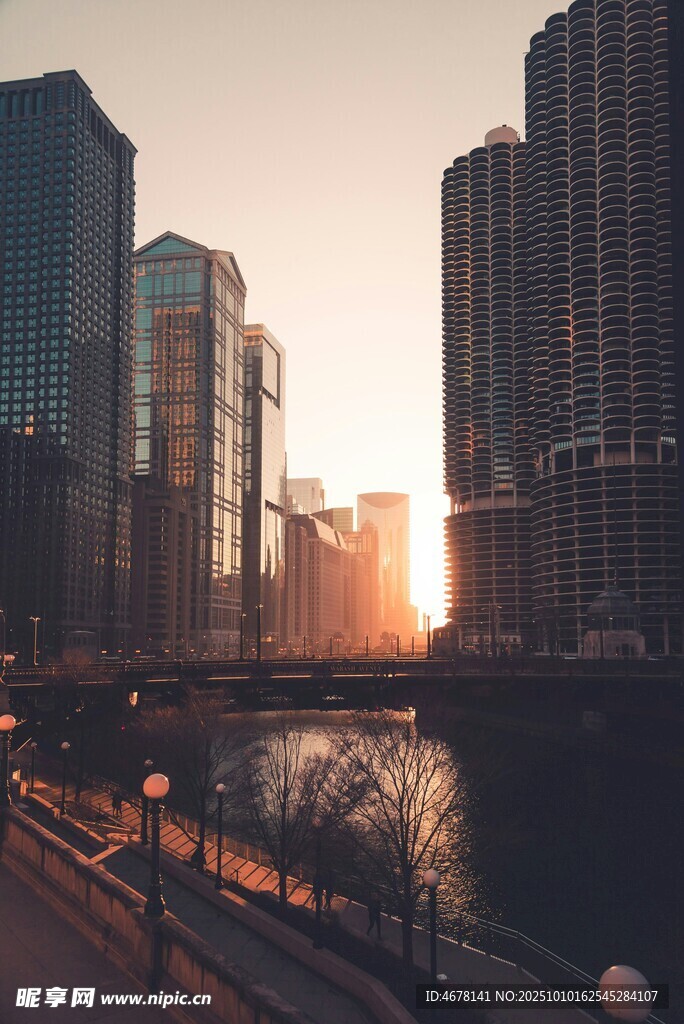 夕阳下的城市河畔景观
