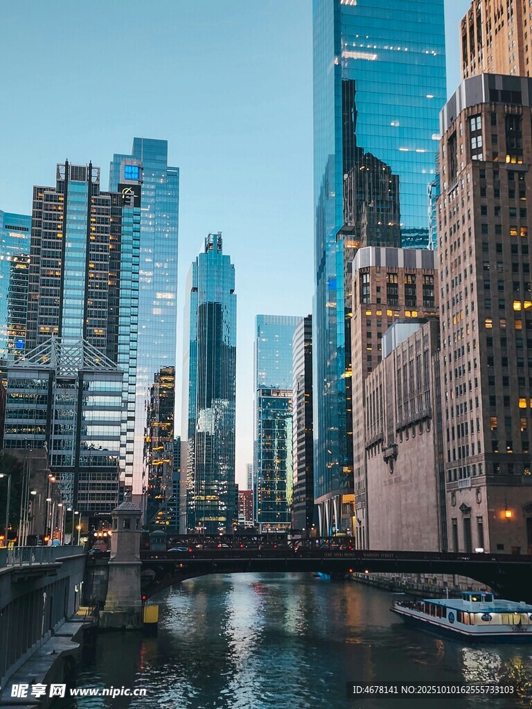 城市河畔高楼景观