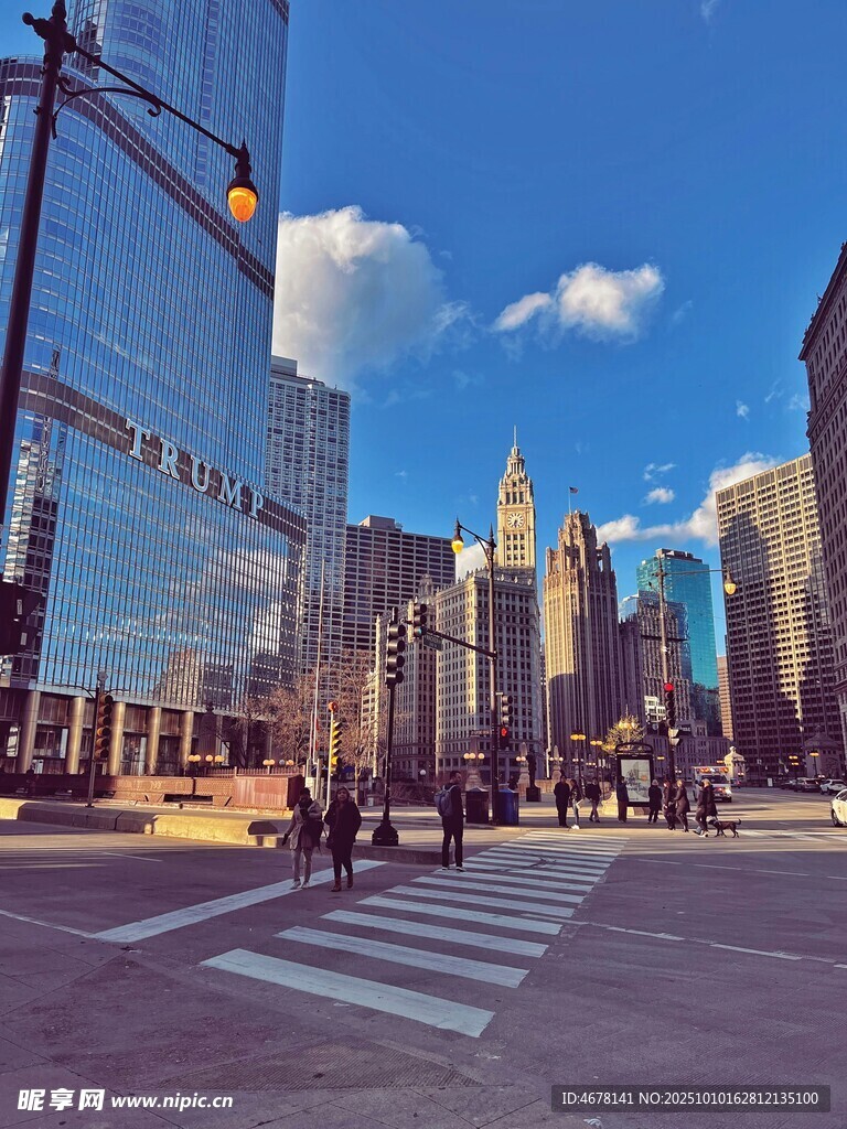 城市街头的现代高楼景观