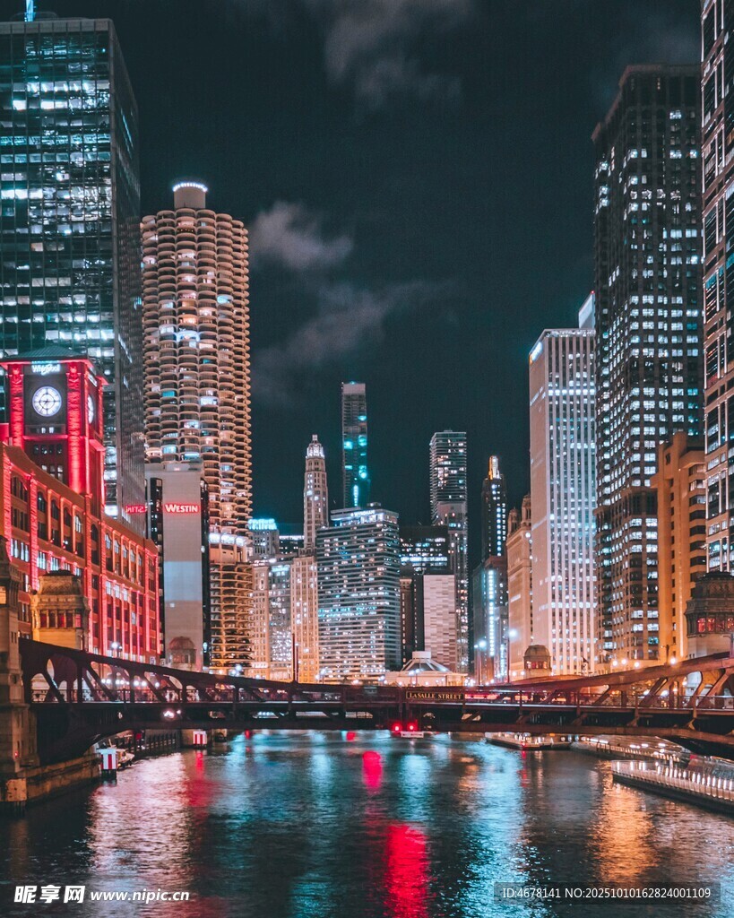 城市夜景中的璀璨河畔风光