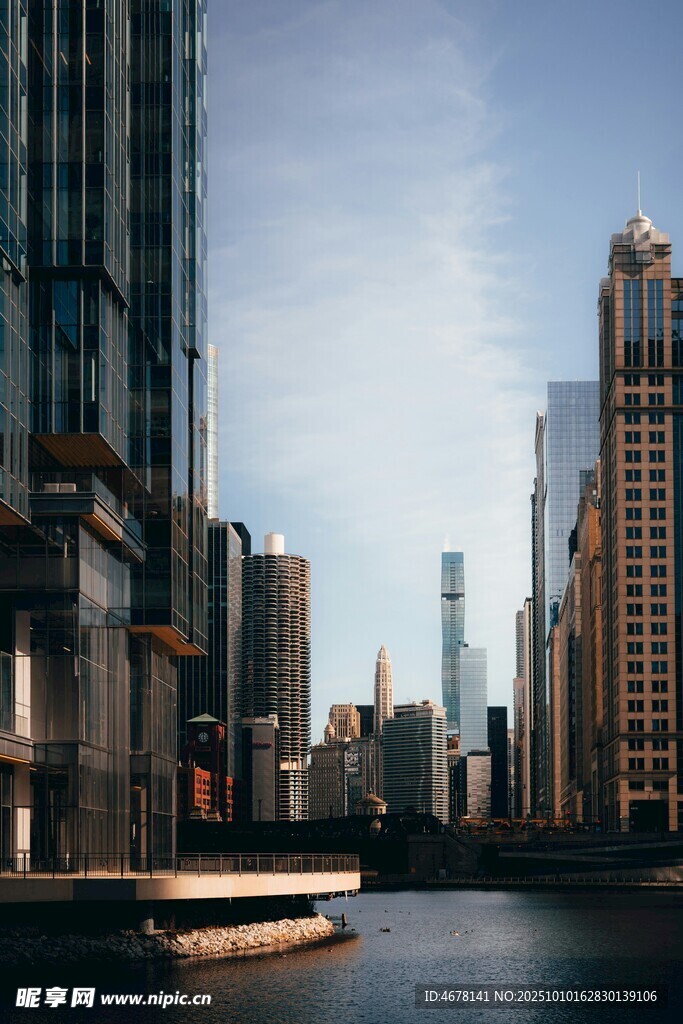 城市河畔高楼景观