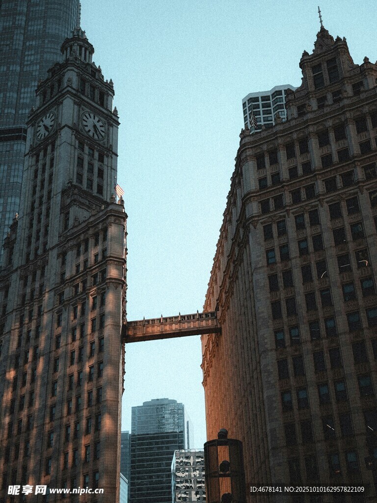 高楼间的悬空桥梁景观