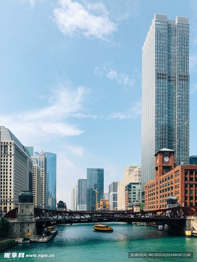 城市河畔的摩天大楼景观