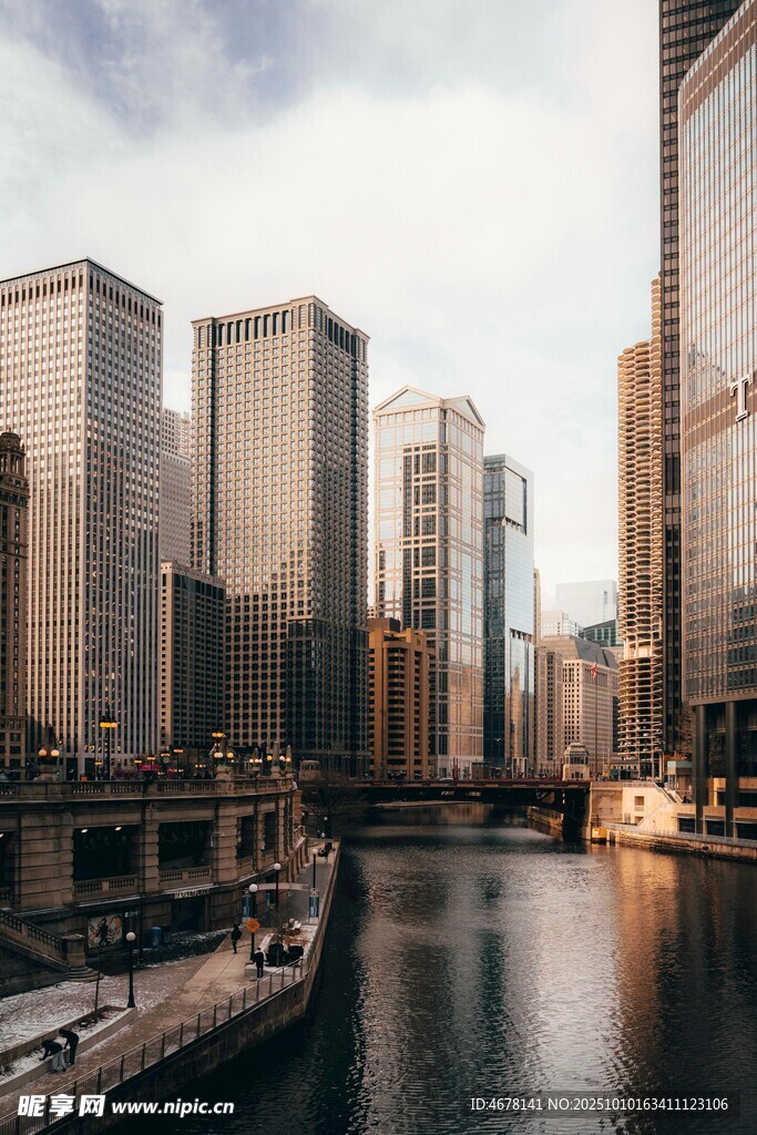 河畔都市高楼景观