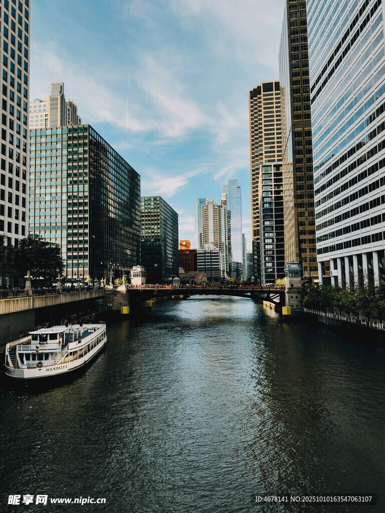 城市河畔的现代建筑景观