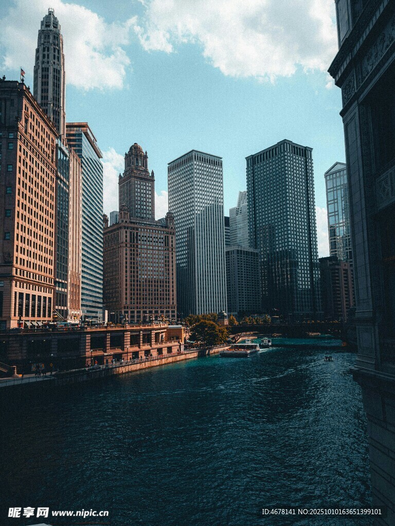河畔高楼林立的城市景观
