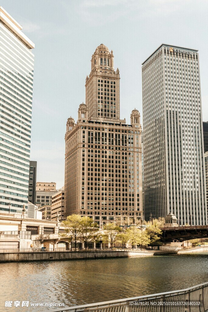 河畔都市高楼景观