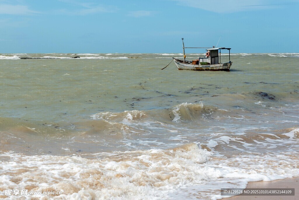 海边渔船海浪轻拍沙滩