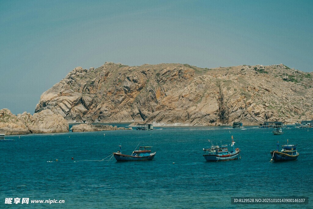 海上船只与远处山峦