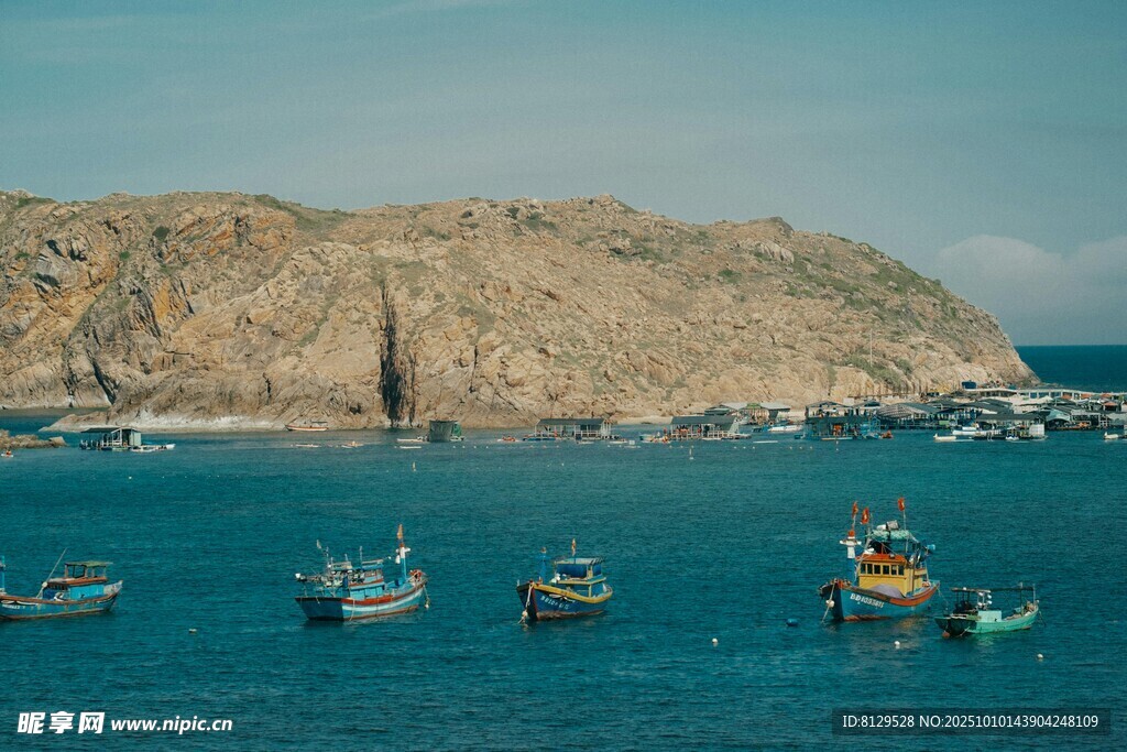 海边渔船与远处山峦景观