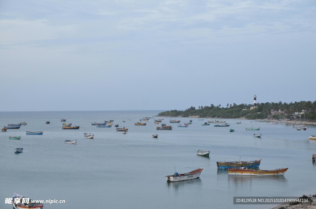 海上渔船点点风景如画