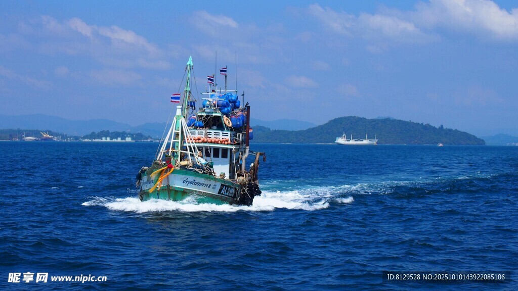 海上渔船破浪前行