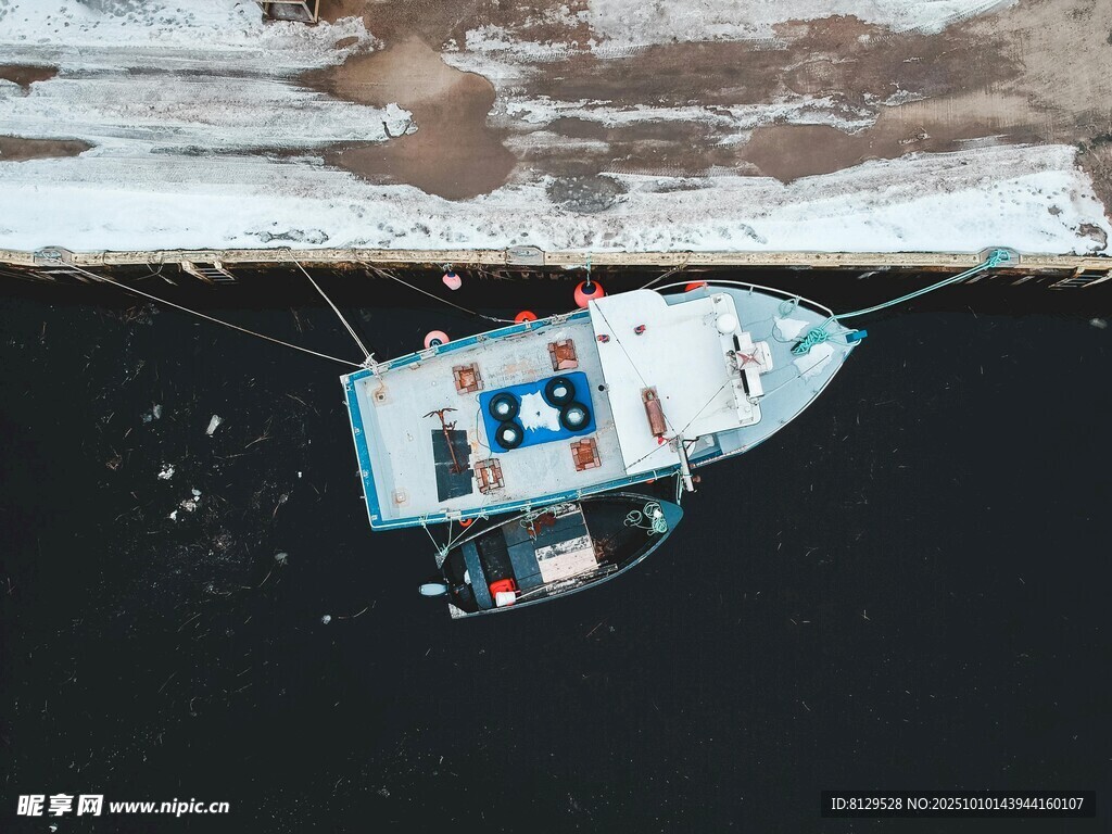 海上航行的小型船只