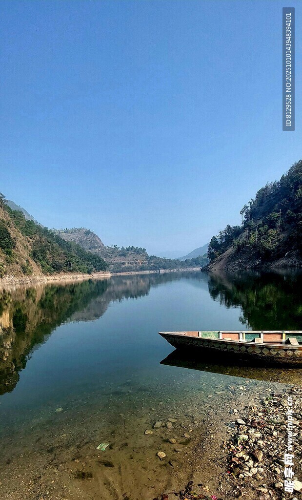 宁静湖畔小船静泊