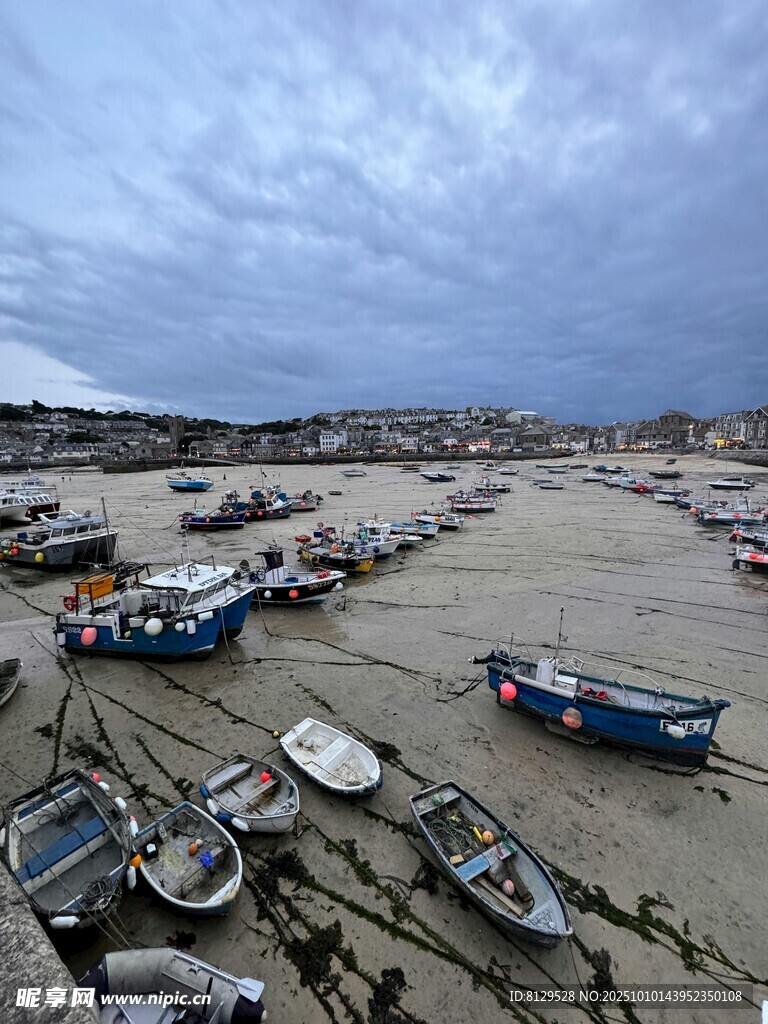 海滩上停泊的多彩渔船