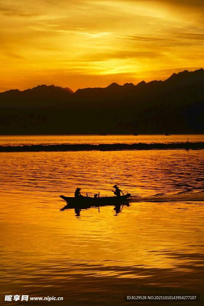 夕阳下湖面的泛舟景象