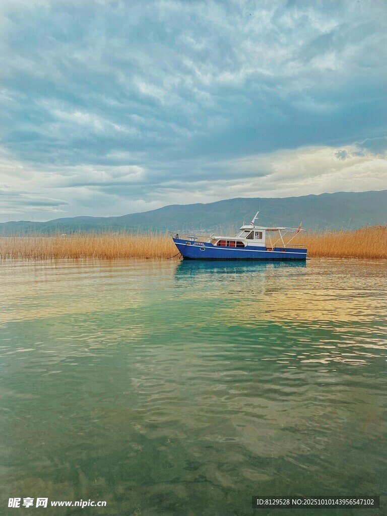 海上孤舟宁静悠远之景
