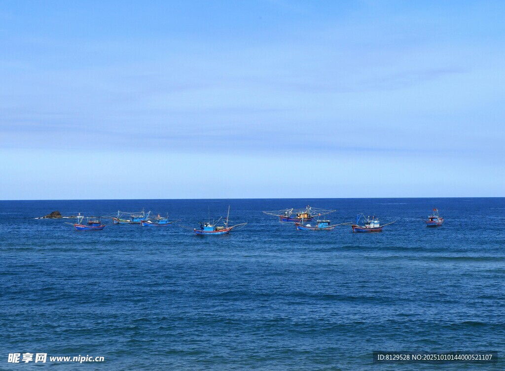 海上船只在广阔蓝海中航行