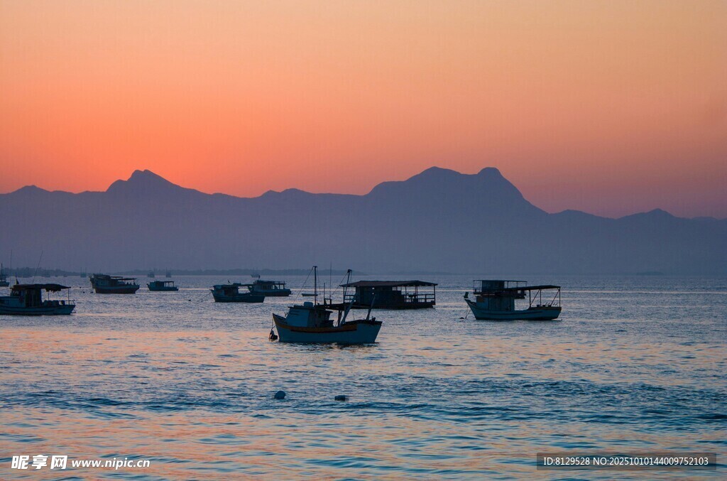 海上日落渔船景